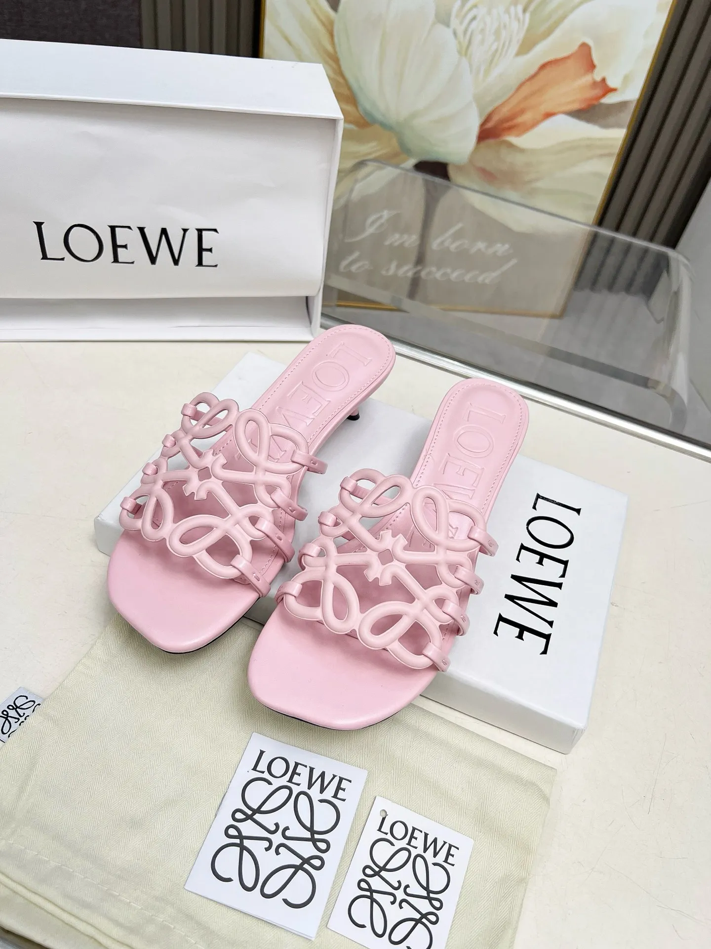 👟👟Ex-factory price 500👟👟 LOEWE 2025 SS summer limited edition hollow slippers, it is a very comprehensive noble fashion brand, highly recommended to all little fairies.   1⃣️Material: Imported cowhide 2⃣️Inner lining: Imported Italian lambskin, super soft and delicate 3⃣️Outsole: Imported Italian original original color genuine leather outsole Heel height 4.5 4⃣️Code number: 35 to 39 (40.41.42.43. Customized)